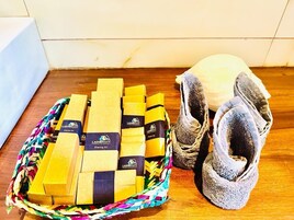 Escritorio, tabla de planchar con plancha y wifi gratis 