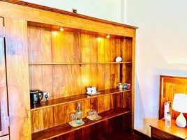 Escritorio, tabla de planchar con plancha y wifi gratis 