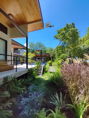 Property grounds - 7 bed, 7 bath BEACHFRONT- last minute DECEMBER DISCOUNTS ideal for large groups. (Savegre)