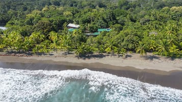 En la playa, camastros y toallas de playa