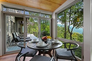 Outdoor dining - Five Bedroom Gameroom Hot Tub StarLink (Asheville)