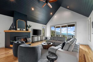 テレビ、暖炉、テーブルサッカー台