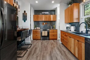 冷蔵庫、電子レンジ、オーブン、コンロ