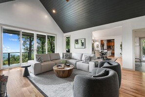 Télévision, cheminée, baby-foot