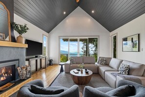 Televisie, een open haard en tafelvoetbal