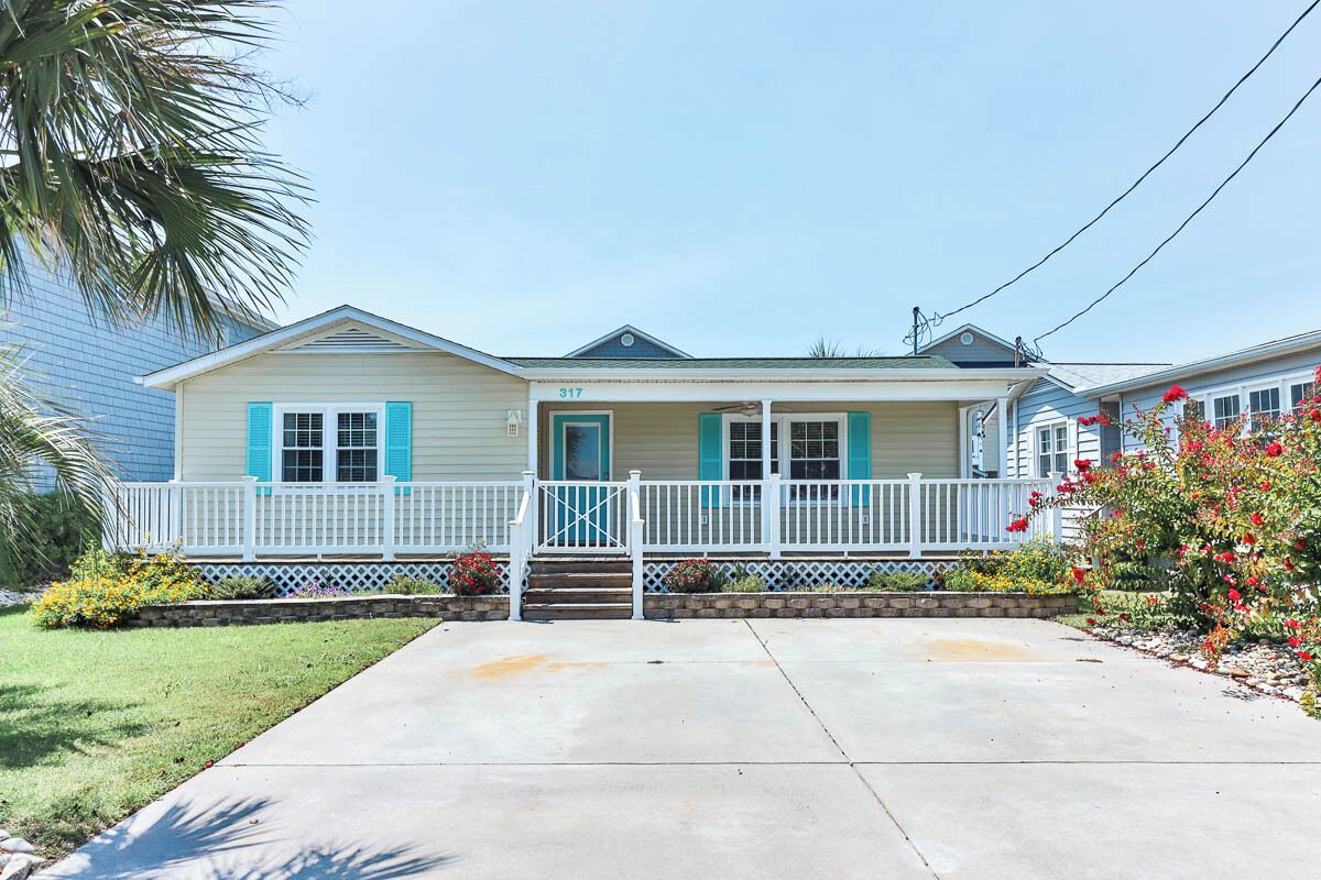 2BR, 1BA beach retreat sleeps 7. 2 blocks from beach. Hot Tub