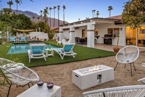 Outdoor dining - Out Of Office – Sophisticated Desert Retreat (Palm Springs)