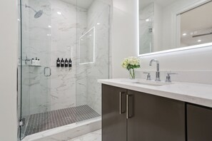 Baignoire, sĂšche-cheveux, serviettes fournies
