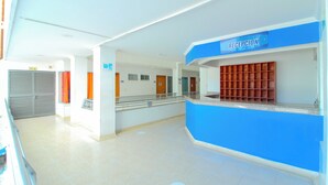 A reception area with a blue counter and a sign that reads "RECEPCION". - 1 Bedroom Studio Apartment in Rodadero (Santa Marta)