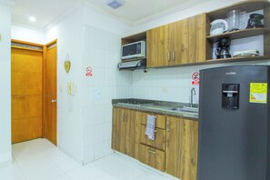 Fridge, cookware/dishes/utensils