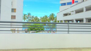 A high-rise building with multiple floors, balconies, and a red vertical stripe. - 1 Bedroom Studio Apartment in Rodadero (Santa Marta)