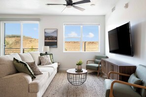 Een televisie en een open haard