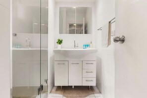 Shower, hair dryer, towels - Lovely Apartment in Darlinghurst (Darlinghurst)