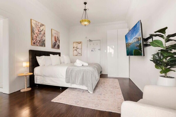Iron/ironing board, WiFi, bed sheets - Lovely Apartment in Darlinghurst (Darlinghurst)