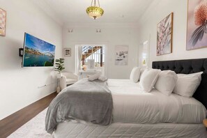 Iron/ironing board, WiFi, bed sheets - Lovely Apartment in Darlinghurst (Darlinghurst)