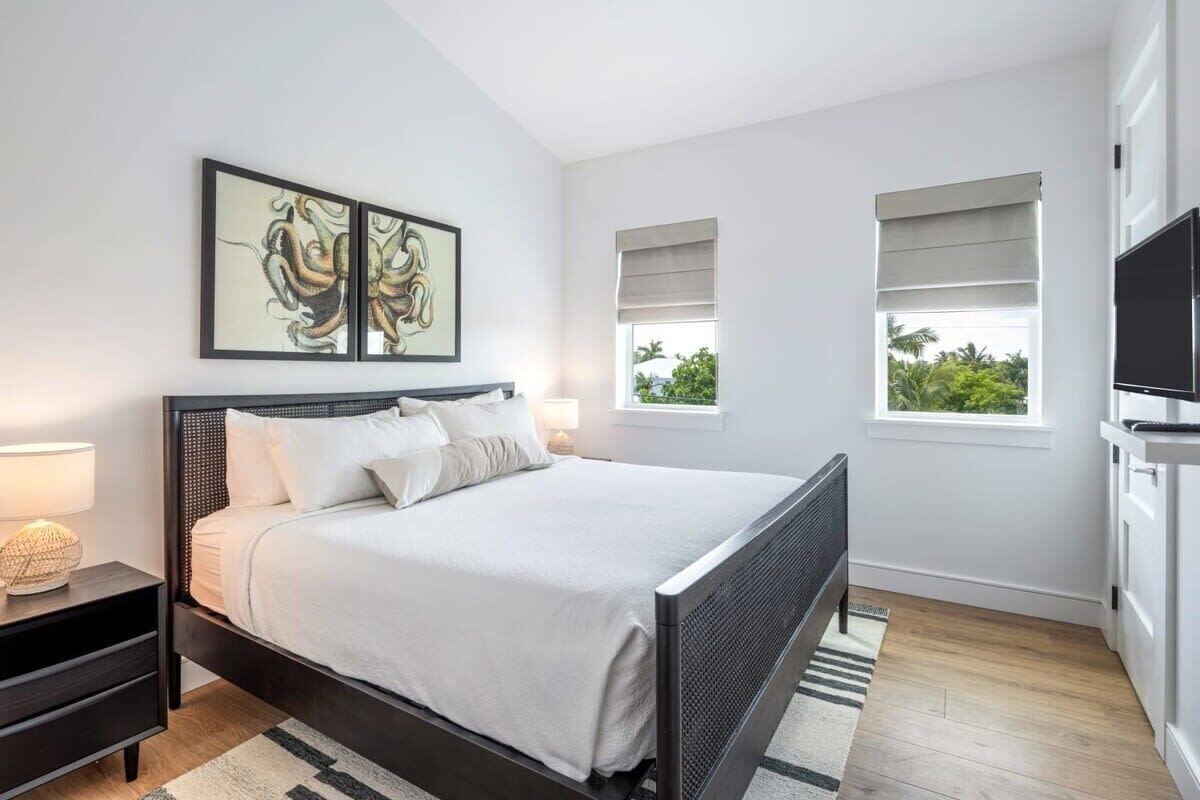 6 bedrooms, iron/ironing board, WiFi, bed sheets