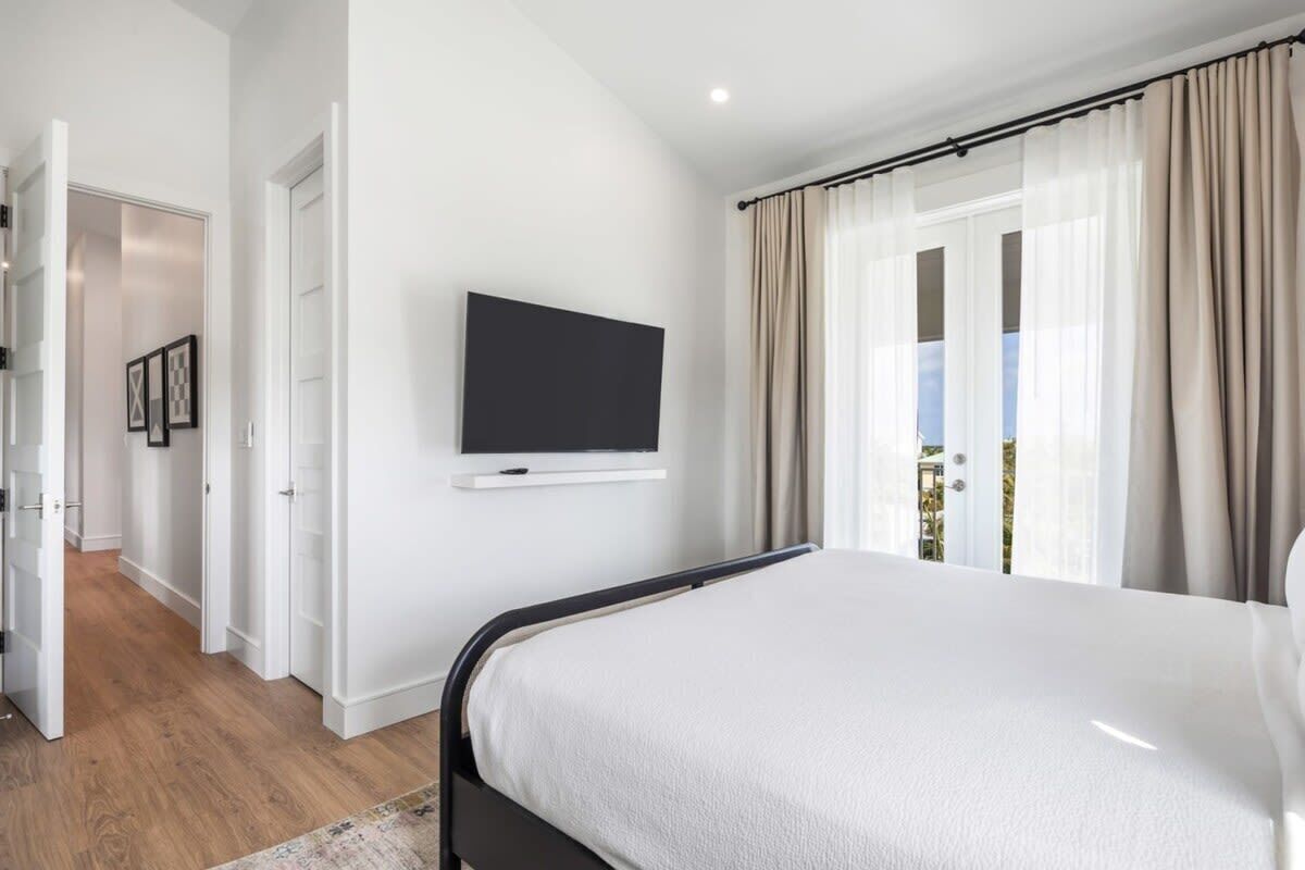 6 bedrooms, iron/ironing board, WiFi, bed sheets