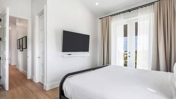 6 bedrooms, iron/ironing board, WiFi, bed sheets