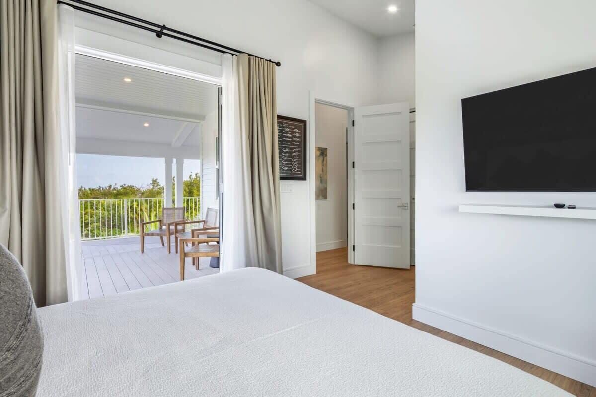 6 bedrooms, iron/ironing board, WiFi, bed sheets