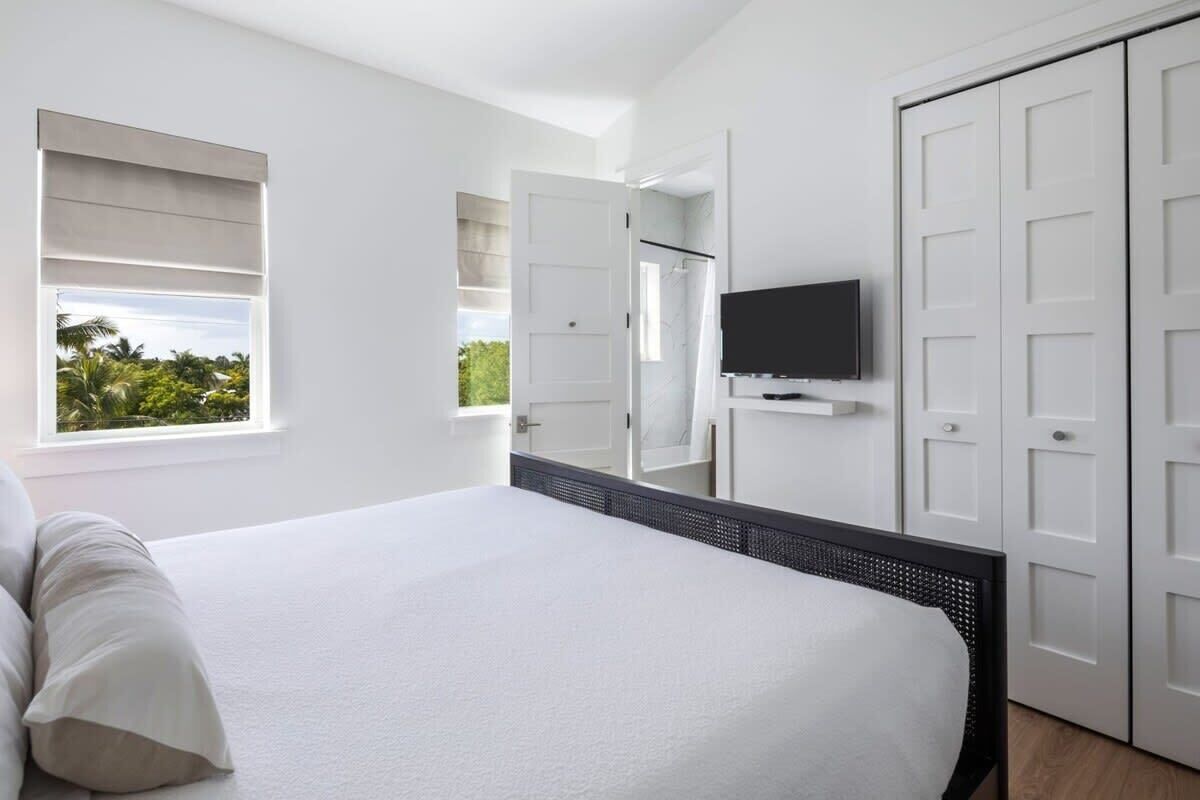 6 bedrooms, iron/ironing board, WiFi, bed sheets