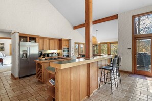 Mikrowelle, Herdplatte, Wasserkocher mit Kaffee-/Teezubehör