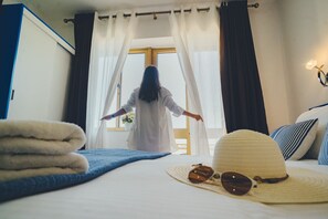 Habitación básica, 1 cama de matrimonio, balcón, vistas a la playa | Escritorio, espacio para trabajar con un portátil, wifi gratis