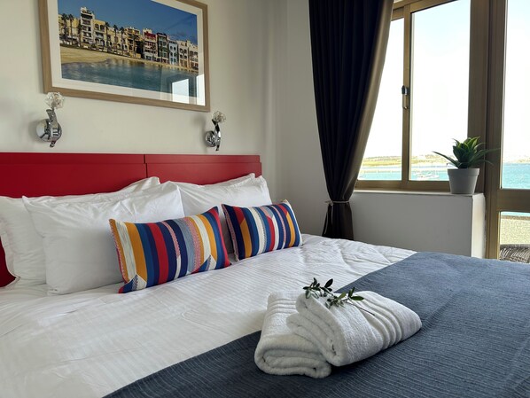 Basic Room | Desk, laptop workspace, free WiFi, bed sheets - The Beach House (Birzebbuga)