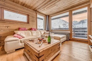Living area - 20m from resort center, 6th floor, view mountain, balcony, tv, ski locker, 55m², Tignes (Tignes)