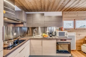 Fridge, oven, dishwasher, coffee/tea maker