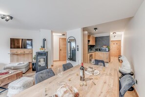 Een modern appartement met een eethoek, keuken en woonruimte.