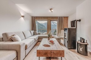 Living area - 1st floor, swimming pool, sauna, balcony, fireplace or stove, parking, tv, ski locker, 71m² (Champagny-en-Vanoise)