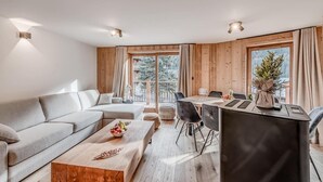 En moderne stue med sofa, sofabord og spiseplads.