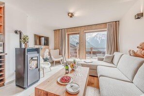 Living area - Ground floor, swimming pool, sauna, balcony, fireplace or stove, parking, tv, ski locker, 70m² (Champagny-en-Vanoise)