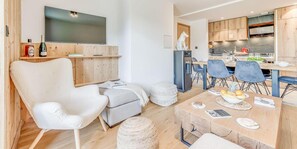 Living area - 1st floor, swimming pool, sauna, balcony, fireplace or stove, parking, tv, ski locker, 59m² (Champagny-en-Vanoise)