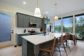 Fridge, microwave, oven, stovetop - A Stoney Marina - Lake Arrowhead (Waleska)