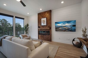 Smart TV y chimenea 