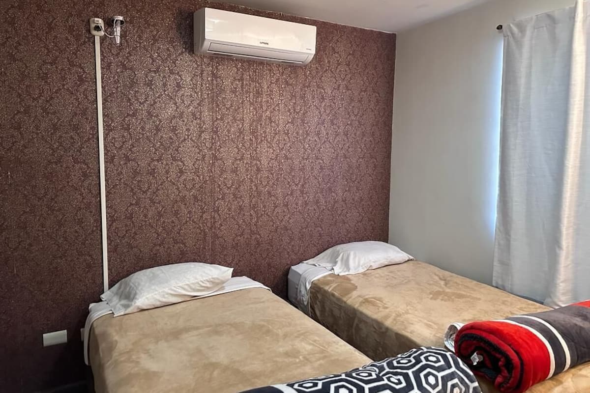 Casa empresarial, 1 quarto, para não fumantes, geladeira e micro-ondas | Individualmente mobiliados, espaço de trabalho para notebook