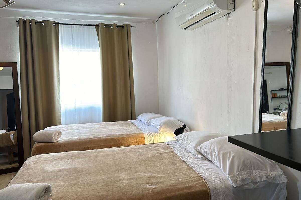 Habitació doble Deluxe, no fumadors, amb bany privat | Espai de treball apte per a portàtils i planxa i posts de planxar