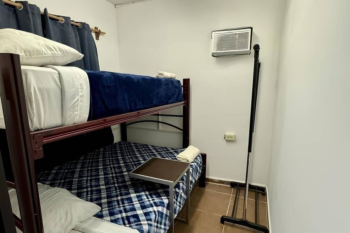 Espai de treball apte per a portàtils i planxa i posts de planxar