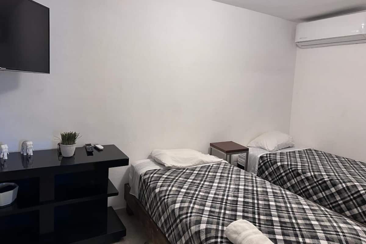 Espai de treball apte per a portàtils i planxa i posts de planxar