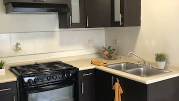 Habitación básica doble, 1 habitación, para no fumadores, refrigerador y microondas | Cocina privada