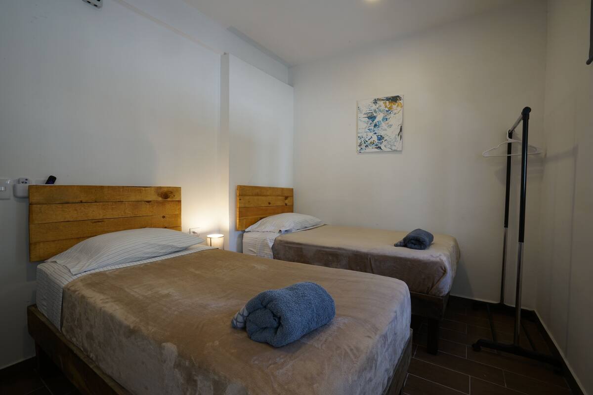 Espai de treball apte per a portàtils i planxa i posts de planxar 