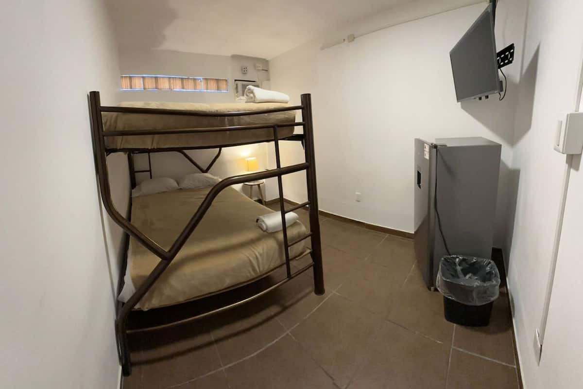 Quarto casal econômico, para não fumantes, banheiro compartilhado | Individualmente mobiliados, espaço de trabalho para notebook