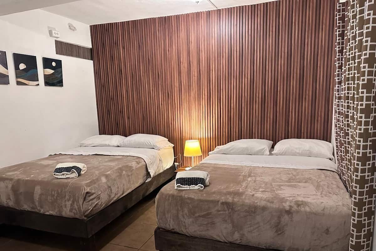 Habitació doble empresarial, no fumadors, amb bany privat | Espai de treball apte per a portàtils i planxa i posts de planxar 