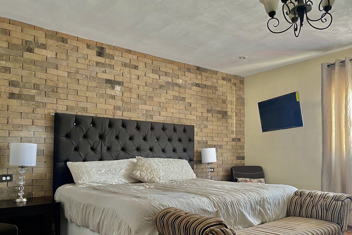 Habitació doble Deluxe, 1 llit de matrimoni gran, no fumadors, amb bany privat | Espai de treball apte per a portàtils i planxa i posts de planxar