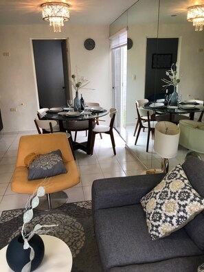 基本雙人房, 1 間臥室, 非吸煙房, 雪櫃和微波爐 | 客廳 | 32 吋平面電視連數碼電視頻道、串流服務