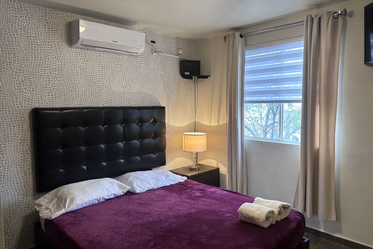 Quarto casal básico, 1 quarto, para não fumantes, geladeira e micro-ondas | Individualmente mobiliados, espaço de trabalho para notebook