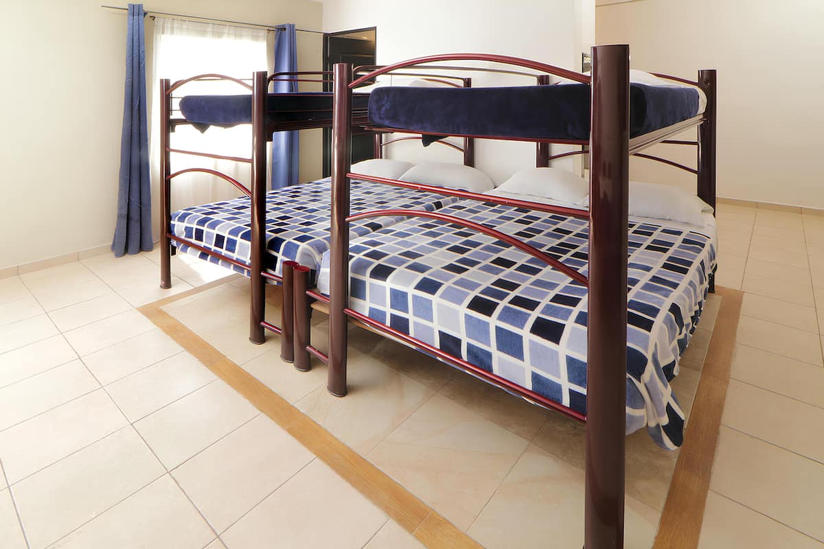 Habitació doble bàsica, 1 dormitori, no fumadors, frigorífic i microones | Espai de treball apte per a portàtils i planxa i posts de planxar