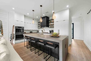 冷蔵庫、電子レンジ、オーブン、コンロ