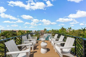 Terrace/patio - Beautiful designer luxury home with Golf Cart, Bikes, Pool and Spa, Rooftop! (Holmes Beach)